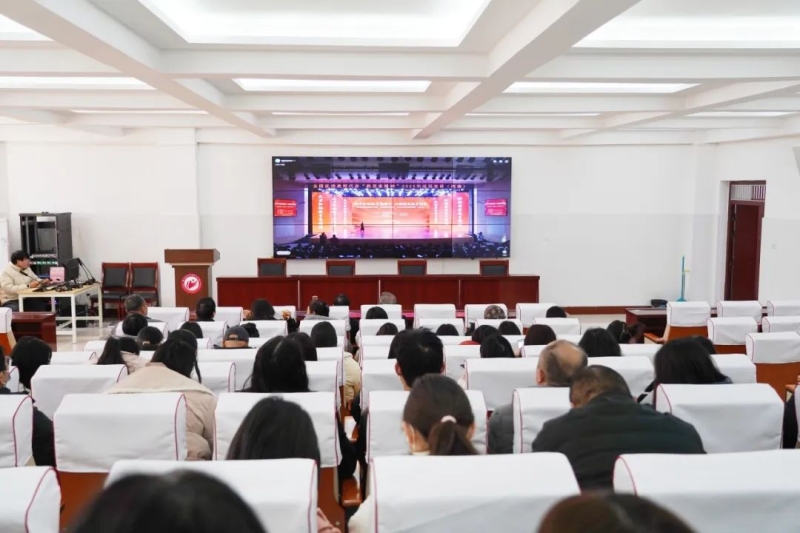 365足球组织教职工观看教育家精神2025年巡回宣讲活