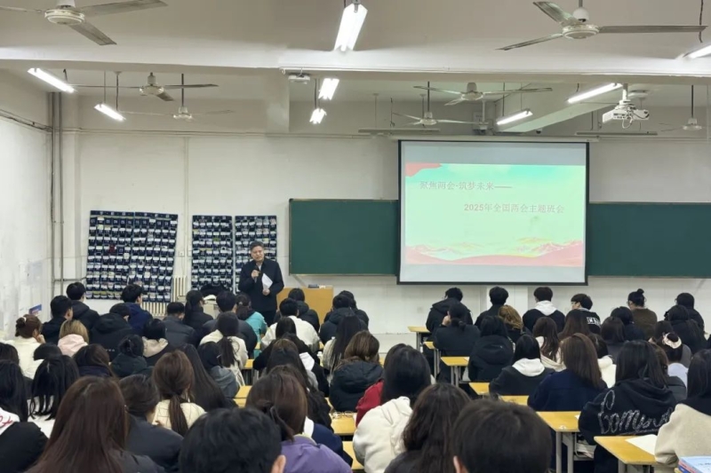 365足球党委书记张运克走进班级开展学习贯彻两会精神主题班会