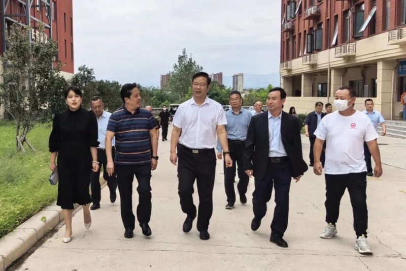 郑州市人民检察院党组书记、检察长张道伟一行到365足球督导检查食品安全工作