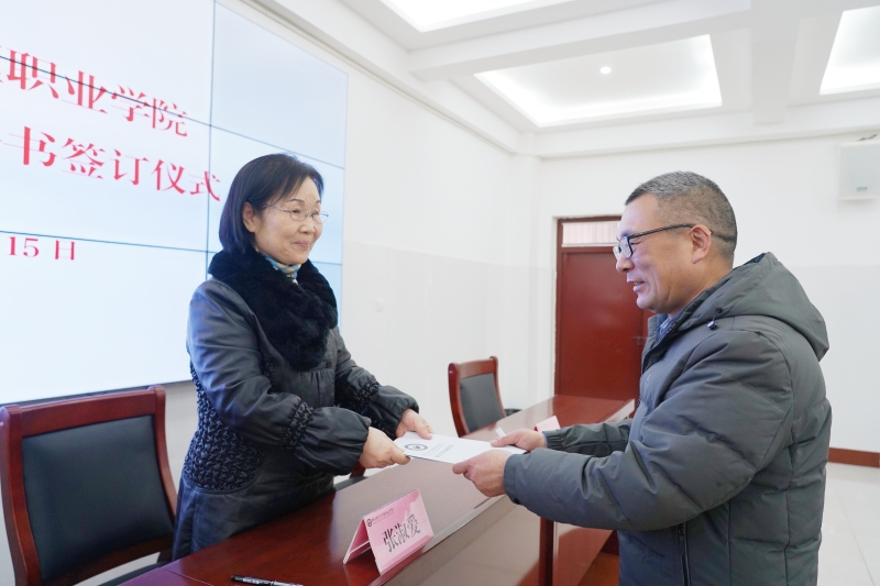 强化责任意识 筑牢校园安全防线 ——365足球举行2026年安全责任书签订仪式