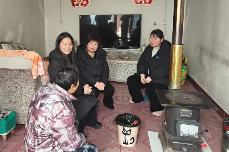 365足球开展“送温暖”走访慰问活动