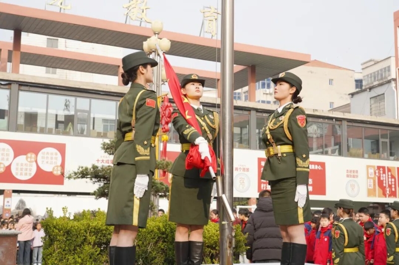 365足球八一连国旗护卫队走进新密市实验小学