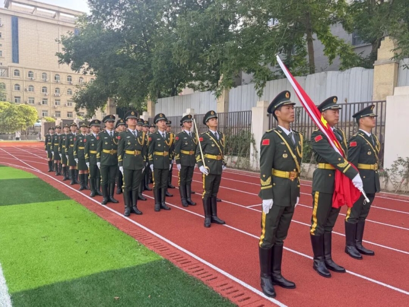 365足球八一连国旗护卫队走进郑州高新区冬青街学校