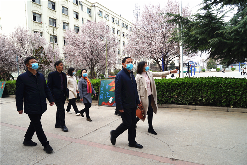 河南省教育厅督导组到365足球检查指导开学疫情防控工作